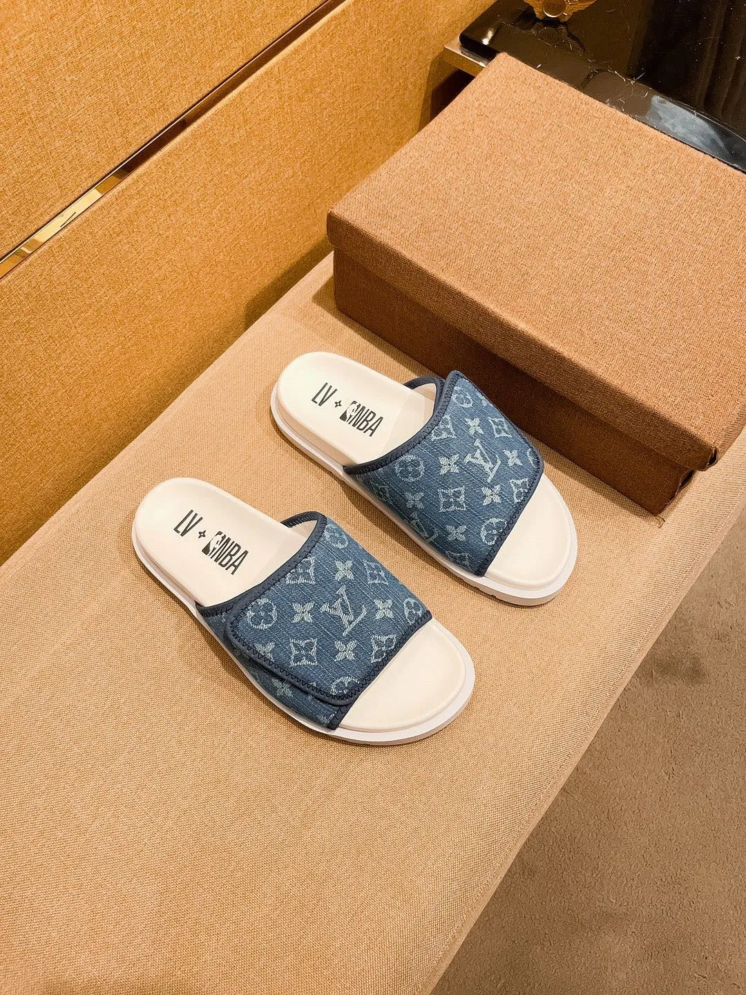 Men's men's shoes💰 300💰New model on the market🔥 [LV🔥 Louis Vuitton slippers] High-end 1:1 mold customization, original upgraded version of the outsole, lighter and non-slip. The market's top quality, fashionable and trendy, versatile and popular, simple yet tasteful, a must-have for fashionistas, exuding a fashionable and casual atmosphere, fashion is at your feet, full of confidence, the same style at the counter 👍The season of spring and summer slippers is here, super beautiful to wear, 38-44 1⃣️colors available🔥